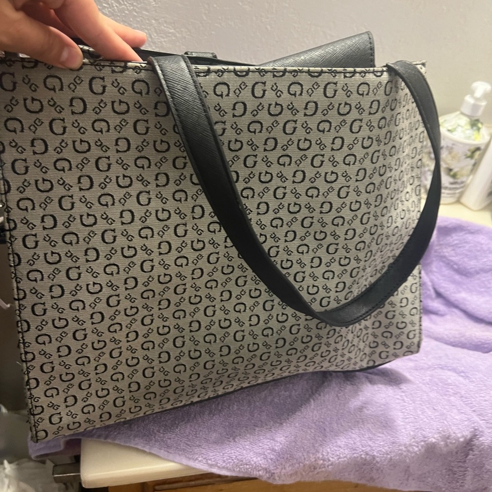 Gray and black guess bag in good condition